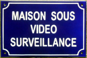 Maison sous vidéo surveillance (20x30cm)