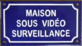 Maison sous vidéo surveillance (10x18cm)